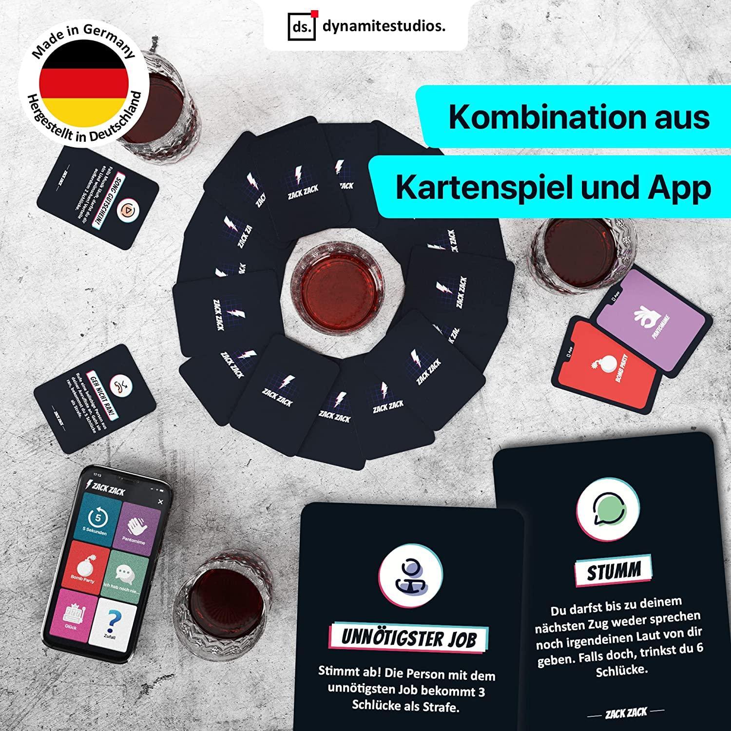 Ein Arrangement aus 'Zack Zack' Kartenspielkarten, App, Getränken, und Deutschalnd-Flagge.