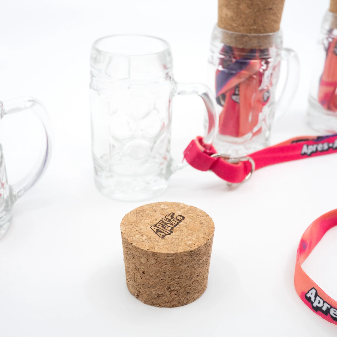Apres-Allstars® Mini Maßkrug Schnapsglas im 4er Set mit Korken und Lanyards
