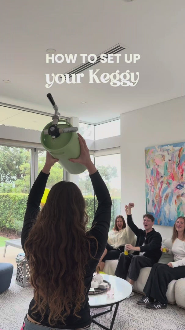 Video laden: Keggo Mini Keg 4 l Salbeigrün – Mobile Zapfanlage für Cocktails &amp; Spritz