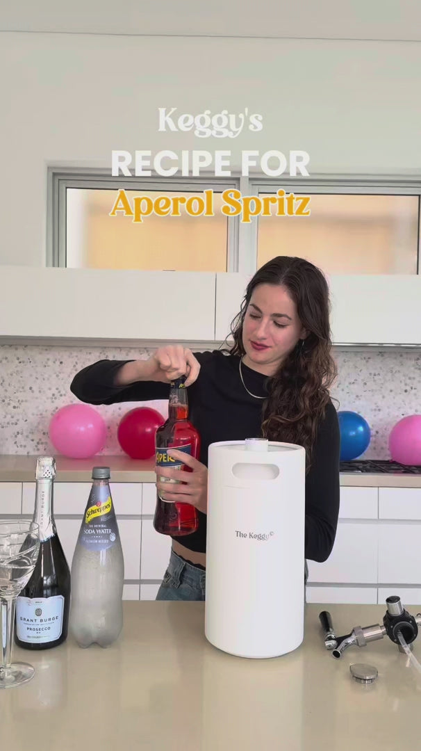 Video laden: Keggo Mini Keg 4 l Salbeigrün – Mobile Zapfanlage für Cocktails &amp; Spritz